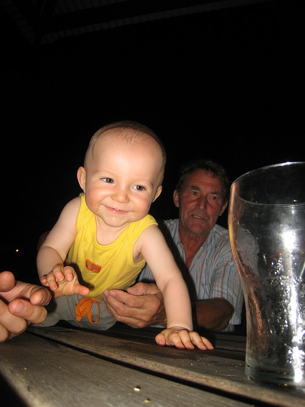 2009-11-06 22-01-07_2.jpg - Julian will auch was davon, zum Glück ist das Glas schon leer